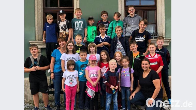 Der SPD-Ortsverein um Markträtin Laura Roth machte sich mit Kindern und einigen Eltern zum Bayernpark auf dem Weg. Bild: gz
