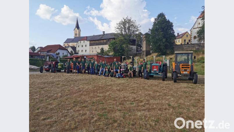 Bereits auf Hochglanz poliert haben die Mitglieder des Zapfwellenstammtisches ihr &quot;Alt`s Glump&quot;, das am Samstag und Sonntag am Festplatz aufgebaut ist und die Traktoren können dann auch um 14 Uhr bei der Rundfahrt durch Mantel besaunt werden. Bild: sei