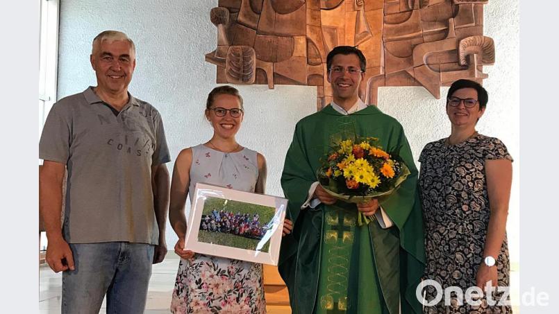 Das Bild zeigt (von links) Kirchenpfleger Günter Schießl, Ministrantenbetreuerin Marie-Sofie Breu, Pfarrer Michael Hoch, Pfarrgemeinderatssprecherin Sandra Schieder. Bild: nib