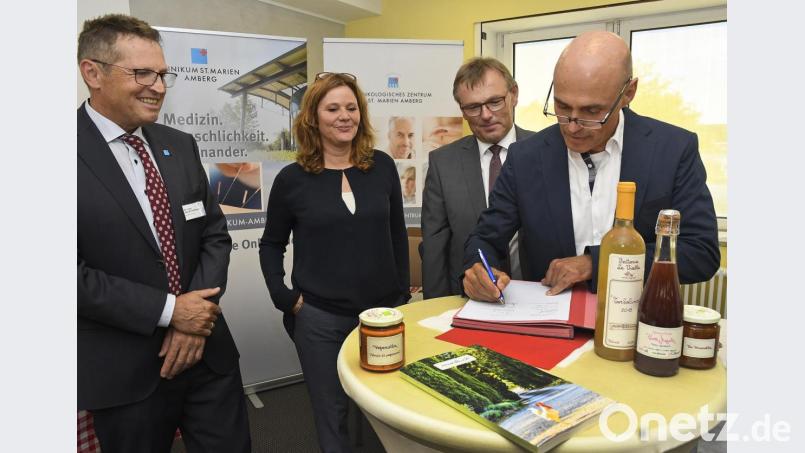 Bei der Unterzeichnung der Kooperationsvereinbarung (von links): Ärztlicher Direktor Dr. Harald Hollnberger, Annette Müller (La Vialla), Klinikums-Vorstand Manfred Wendl und Stefan Maxeiner (La Vialla). Bild: Petra Hartl