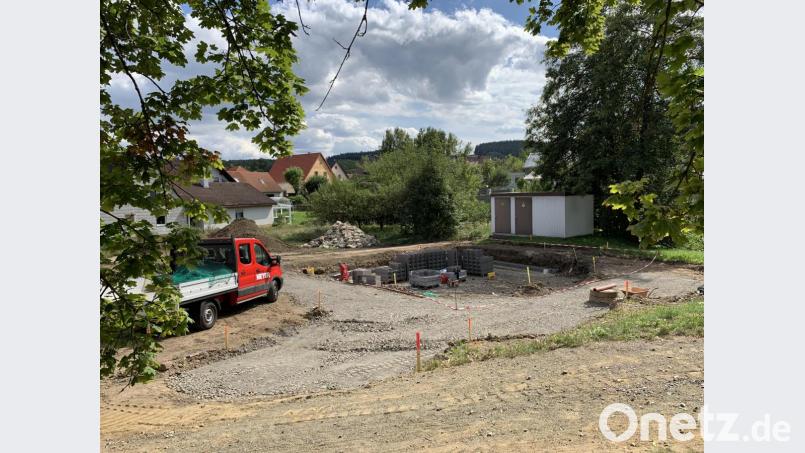 Seit mehreren Tagen arbeiten die Handwerker am Fundament für den neuen Kletterfelsen „Matterhorn“, der dreieinhalb Meter hoch sein wird. Bild: fph
