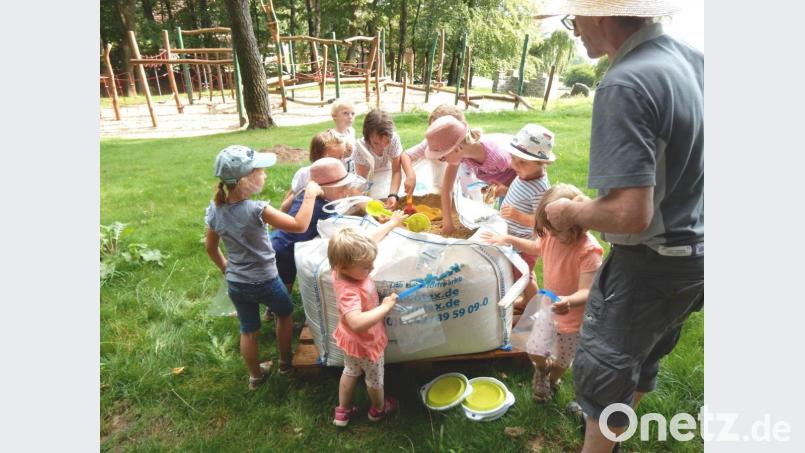 Beim Suchen von in einem Sand versteckten Diamanten gab es bei den Kindern kein Halten mehr. Bild: es
