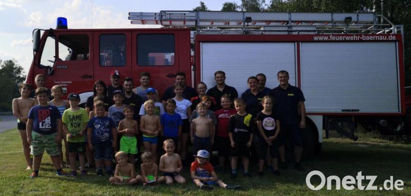 An mehreren Stationen brachte die Feuerwehr Bärnau den Kindern beim Ferienprogramm die Aufgaben der Feuerwehr näher. Zum Schluss tobten sich die Kinder an der Wasserrutsche aus. Bild: exb