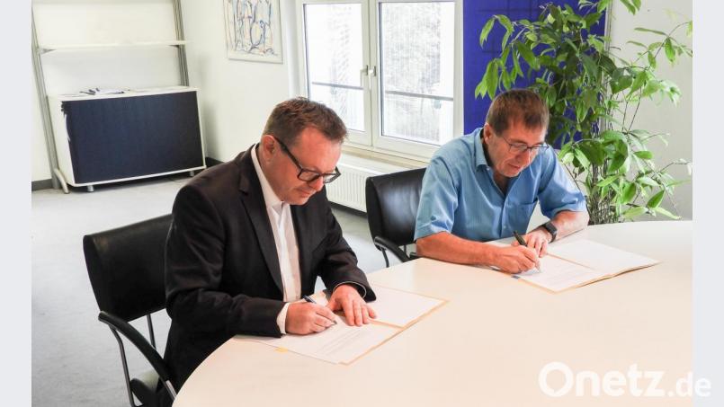 Die Vorstandschefs Erich Bauer (LUCE-Stiftung, links) und Klaus Gebel (SEGA) unterzeichnen den Kooperationsvertrag. Bild: exb/Sebastian Gmeiner/ÜBZO