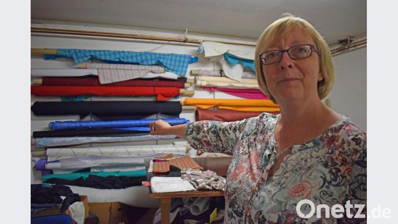 Michaela Burger in ihrer Nähstube im Keller. Dort arbeitet die 53-Jährige und lagert ihre Arbeitsmaterialien: Stoffe, Knöpfe, Häckchen, Bordüren und Schnittmuster. Bild: szl