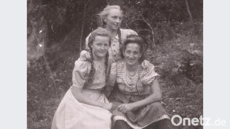 Eine Aufnahme aus der damaligen Zeit, als die drei jungen Frauen Hanne Lindner und Frieda Ehm (vorn) sowie Maria Lobenhofer (hinten) ihre Initialen in den Kastanienbaum ritzten. Bild: swo