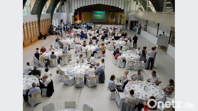 Das Festbankett fand in der Sporthalle im Kulturhaus statt. Dazu war jeweils eine Delegation der vier Partnergemeinden geladen. Bild: exb