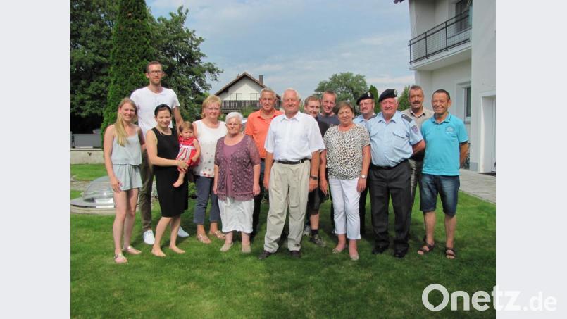 Anton König (Mitte) feierte mit Familie, Freunden und Vereinsvertretern seinen 80. Geburtstag. Sein Steckenpferd war die Kommunalpolitik. Bild: sei