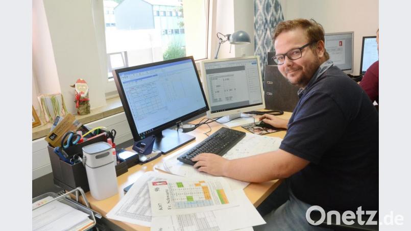 Alexander Frey beim Tüfteln für den Stundenplan. Bild: Gabi Schönberger