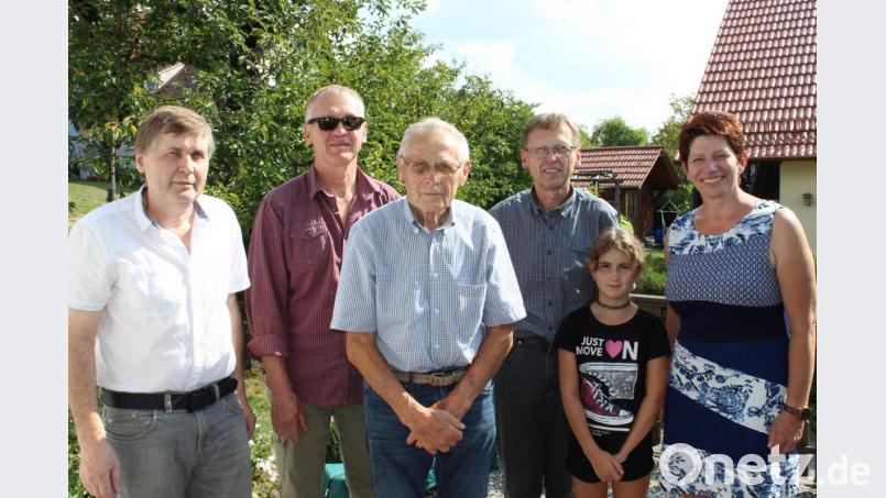 Georg Becher (Dritter von links) feierte seinen 90. Geburtstag im Kreise seiner Familie und vieler Gratulanten. Bild: pko