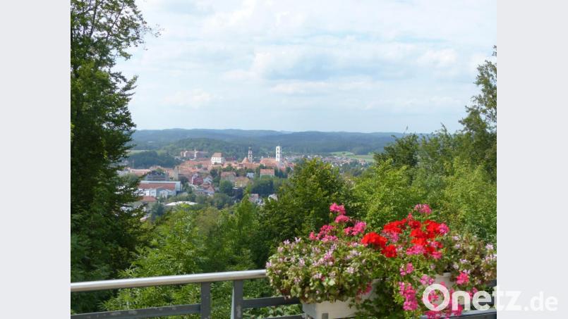 Einer von mehreren Aussichtspunkten der Wandertour: der Blick von der Wallfahrtskirche auf dem Annaberg hinunter auf die Stadt mit dem Schloss und den Pfarrkirchen St. Marien und Christuskirche. Bild: Thomas Schaller