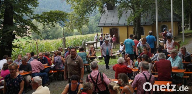Nach der Wanderung genossen die Gäste Kaffee und Kuchen vor der herrlichen Kulisse der Kapelle Schönbuchen, bei der Musik der „Kulzer Buam“. Bild: weu