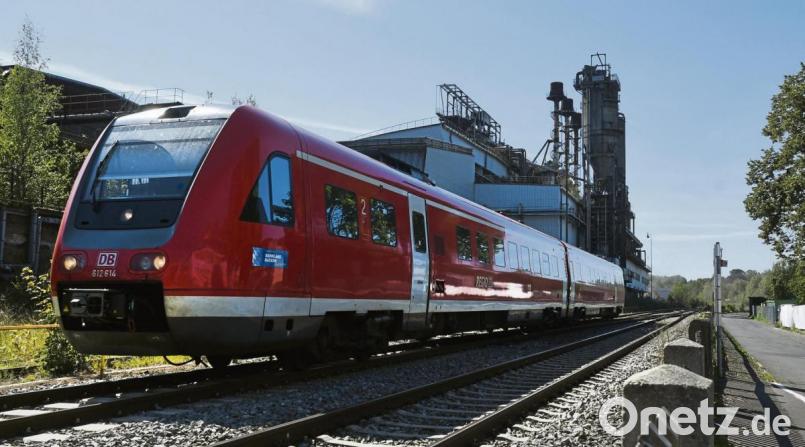 Der Regional-Express in Sulzbach-Rosenberg bei der Maxhütte: Auch er wird bald auf neuen Gleisen dahinrauschen. Bild: Petra Hartl