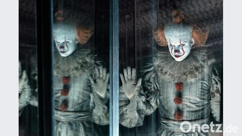 Der Horror: Bill Skarsgard als Pennywise in einer Szene des Films "Es: Kapitel 2". Bild: Warner Bros/dpa