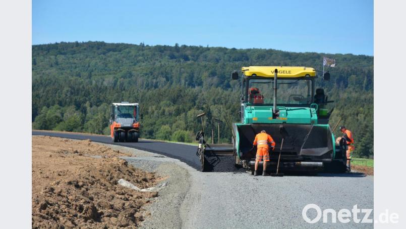 Asphaltierungsarbeiten liefen am Dienstag auf der Gemeindeverbindungsstraße von Oberteich in Richtung Triebendorf. Die Ausbauarbeiten auf dem 1600 Meter langen Teilstück bis zur Bahnbrücke sollen Ende September oder Anfang Oktober abgeschlossen sein. Bild: jr