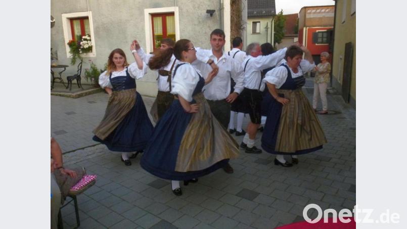 Die Volkstanz-Gruppe des Heimat- und Trachtenvereins Schwarzhofen bekam viel Applaus für ihre Auftritte. Bild: mad