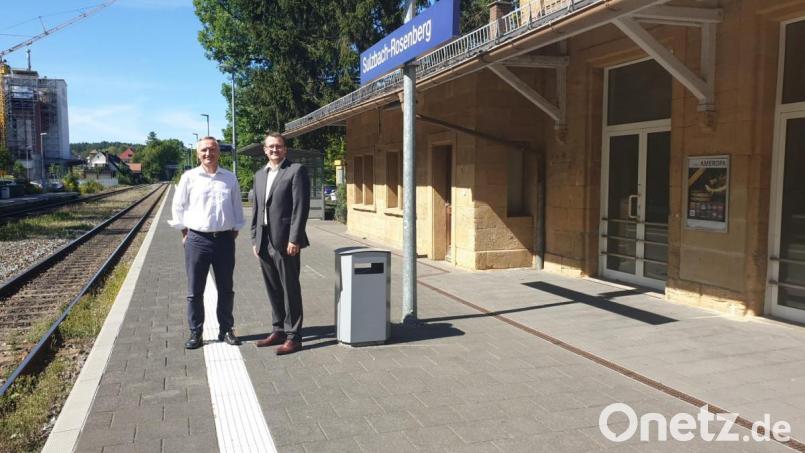 Harald Schwartz (links) stellte am Sulzbacher Bahnhof dem Stadtrat und stellvertretenden CSU-Kreisvorsitzenden Patrick Fröhlich die neuen Pläne zur Streckensanierung ab Sulzbach-Rosenberg vor. Bild: exb