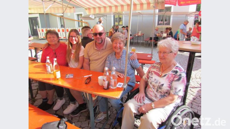 Um beim Altendorfer Pizzafest dabei sein zu können, reist Riga Singelmann (Zweite von rechts) extra aus der Schweiz an. Gemeinsam mit (von links) Patenkind Rita Panzer, Ann-Karin Singelmann, Holger Singelmann und Christa Schmid lässt es sich die gebürtige Altendorferin gut gehen. Bild: is