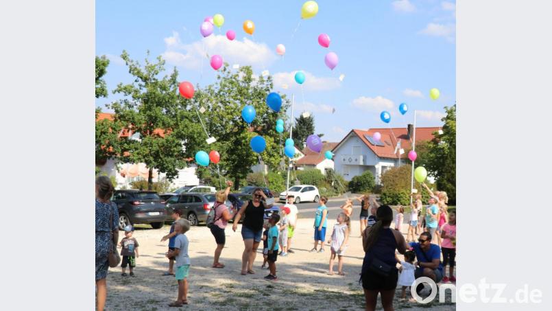 99 bunte Luftballons stiegen beim Kinderfest in den sonnigen Himmel auf und zogen nordwärts. Bild: er