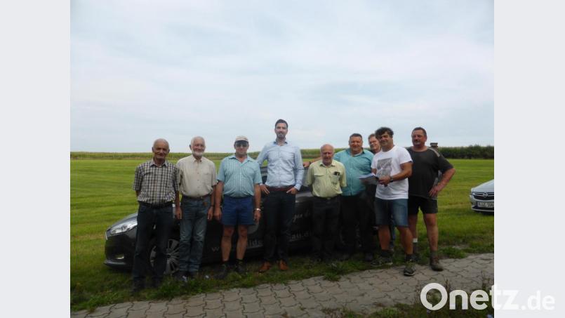 Beim Baustelleneinweisungstermin besprachen die Teilnehmer die weiteren Maßnahmen für das Neuordnungsverfahren für Wundsheim und Kemnath bei Fuhrn. Bild: exb