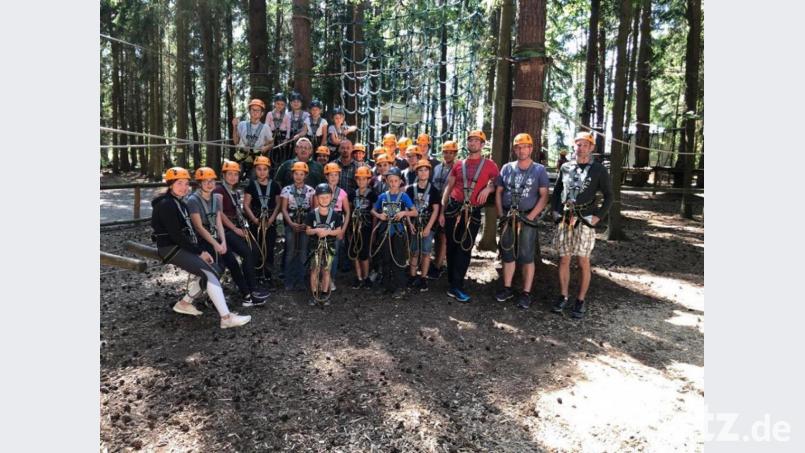 Stolz und glücklich sind die Teilnehmer nach der Kletteraktion im Hochseilgarten wohlbehalten wieder auf sicherer Erde zurück. Bild: trj
