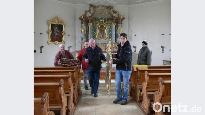 Bei der Innenrenovierung im Jahr 2016 helfen Nachbar Josef Niederalt (links) und Kirchenpfleger Günther Flierl (Mitte) beim Ausräumen. Bild: nid