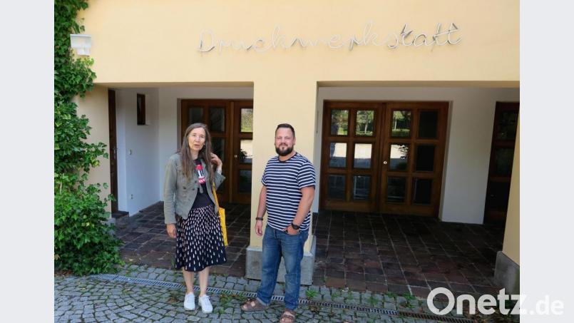 Druckgrafikerin Marion Bösen (links) und Fotograf Lars Heidemann (rechts) stehen vor der neuen Siebdruckwerkstatt, die im Souterrain des Oberpfälzer Künstlerhauses untergebracht ist. Bild: Hirsch