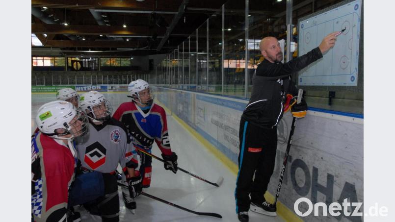 Trainer Sascha Grögor, der hier eine Übung erklärt, schaffte in der vergangenen Saison mit den U20-Junioren des 1. EV Weiden den Aufstieg in die DNL 3 Division Süd. Am Wochenende starten die Young Blue Devils mit zwei Heimspielen gegen den Schwenninger ERC in die Spielzeit 2019/20. Bild: gb