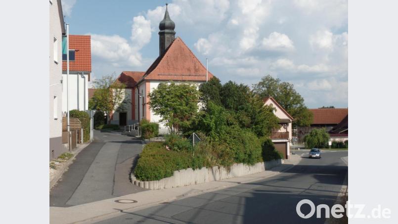 Anstelle einer Betonpalisade entlang der Hauptstraße südlich der Vorbacher Sankt-Anna-Kirche soll eine Natursteinmauer errichtet werden. Zudem wird der Einmündungsbereich des Kirchplatzes in die Hauptstraße (links im Bild) neu gestaltet. Bild: br