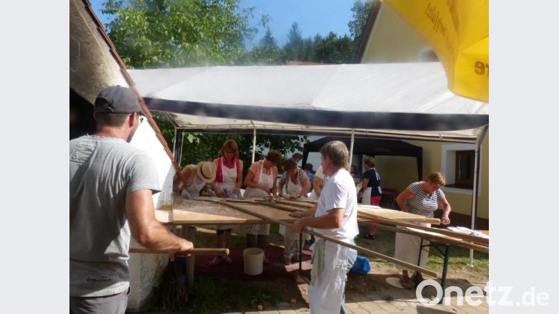 Hand in Hand arbeitet ein eingespieltes Team rund um den heißen Ofenschlund. Bild: fm