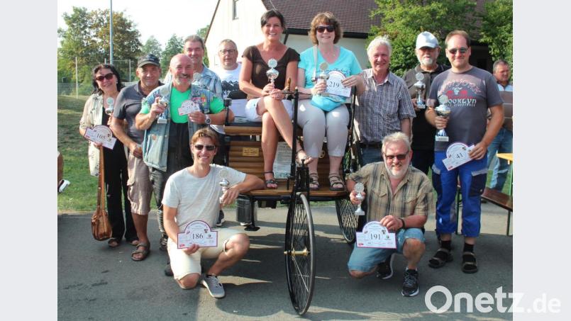 Die Oldtimer-Freunde bekamen die Pokale überreicht von den Mitgliedern des Organisationsteams Elmar Högl (Vierter von rechts) und Georg-Michael Fütterer (Sechster von links). Bild: stg