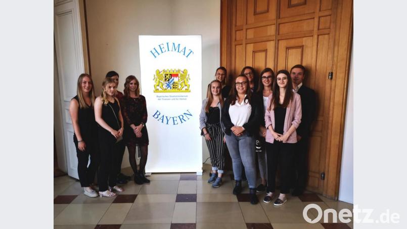 Von den 14 Teilnehmern des P-Semniars konnten 10 ehemalige Schüler bei der Preisverleihung in München dabei sein. Bild: Gabriele Grünwald/exb