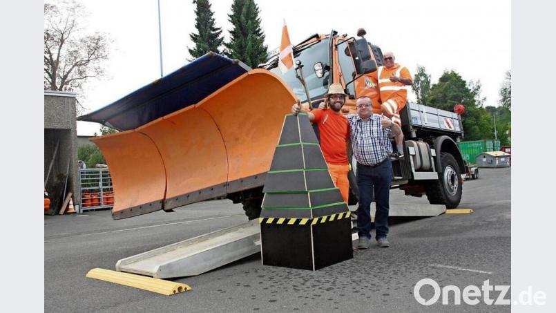 Harald Schieweck (oben auf dem Schneepflug) und Dominic Hahn (links) wollen bei der deutschen Meisterschaft in Hessen den Sieg mit Präzisionsarbeit holen. Bauhofleiter Roland Sommer ist sicher, dass seine Jungs das schaffen. Bild: Biczysko/fph