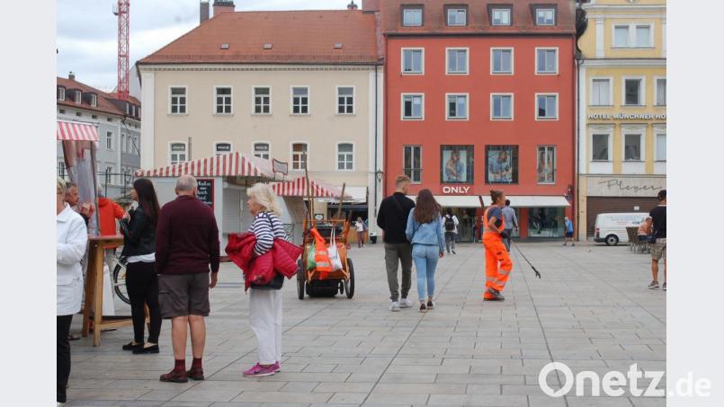 Die Regensburger Straßenreiniger gehören zum Stadtbild, hier am Neupfarrplatz. Um ihre Arbeit ist eine Diskussion entfacht. Bild: gib