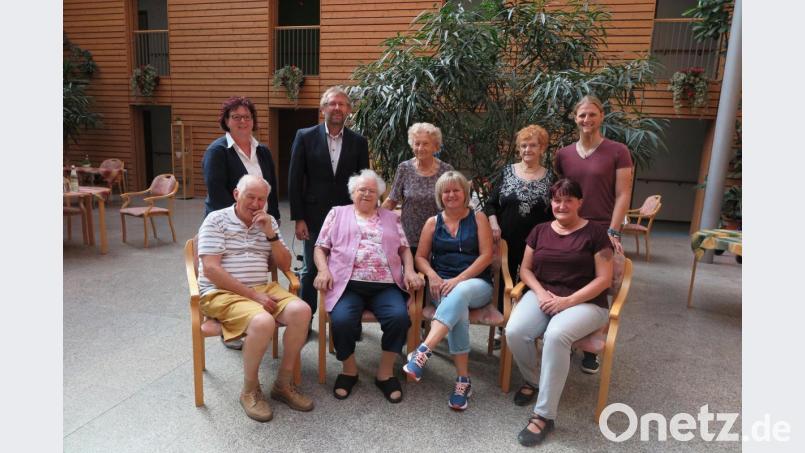 Annemarie Pscherer (vorne, Zweite von links) freute sich über die Glückwünsche von Bruder Bruno, Tochter Martina, Nichte Sabina Schinner (vorne von links), Heimleiterin Claudia Heier, zweiten Bürgermeister Hermann Schraml, Zimmernachbarin Maria Spiersch, Freundin Sieglinde Sokol und Kevin Wienerl (hinten von links). Bild: jzk