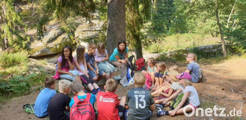 Geopark-Rangerin Angela Scharnagl nimmt die Kinder mit ins Mittelalter. Bild: fz