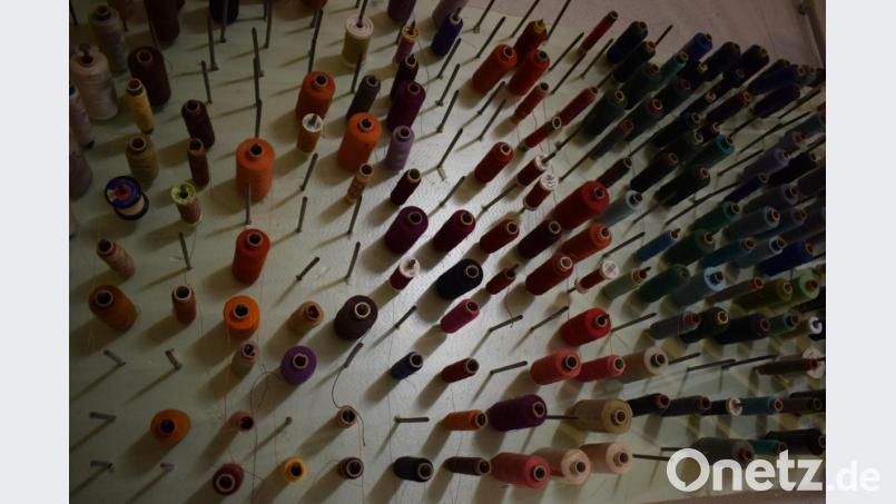 Ein Regenbogen aus Faden und Garn. Dieses Aufhänge-Brett zimmerte ihr Mann für die Damenscheidermeiserin. Bild: szl