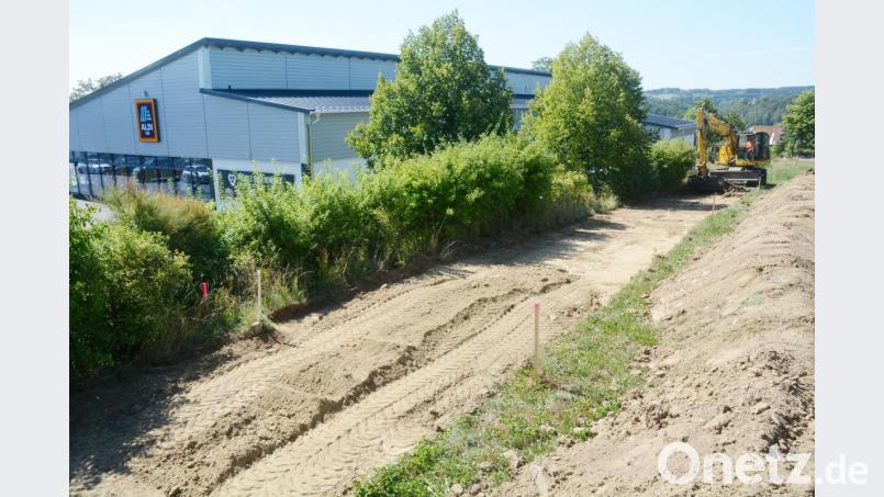 Die Bauarbeiten für die Fußgängerwege zwischen Aldi und Gramau sowie Kreisverkehr und Einfahrt des Parkplatzes zum Supermarkt haben begonnen. Bild: Gabi Schönberger