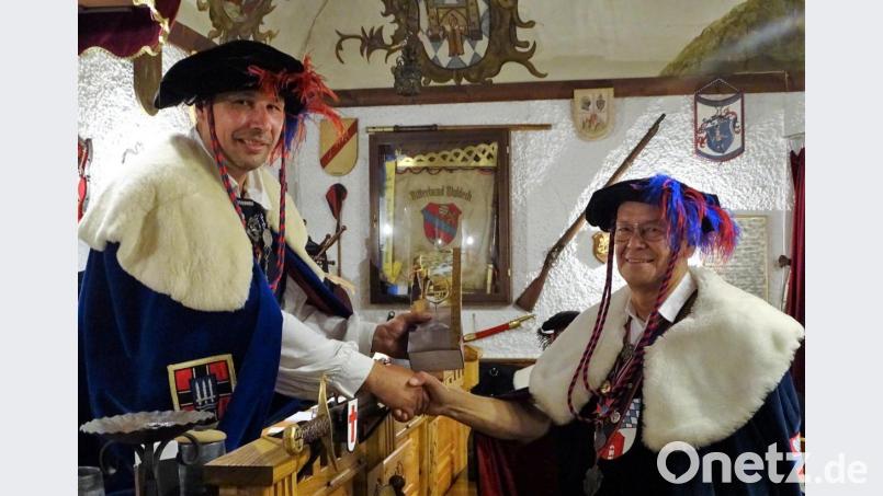 Großmeister Werner von Podewils (links) mit dem Geburtstagskind Johannes von Lengenfeld (rechts). Bild: hl