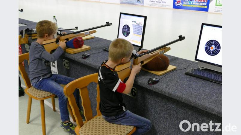 Beim Schnupperschießen können die Jüngsten an sogenannten Schießsimulatoren das Sportschießen erproben. Bild: rwo