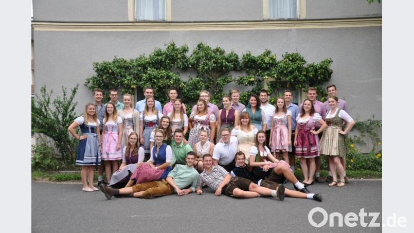 In knackigen Lederhosen und feschen Dirndln stehen die Kirwapaare bei der 41. Auflage der Iberinger Kirwa im Mittelpunkt des Geschehens. Bild: ibj