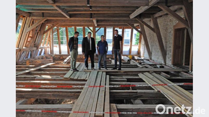 Im kleinen Saal von Schloss Theuern sind der Boden und die Seiten komplett geöffnet. In etwa zwei Jahren sollen hier aber wieder Veranstaltungen stattfinden können, hieß es beim Baustellen-Rundgang mit Landrat Richard Reisinger (Zweiter von links). Bild: Christine Hollederer