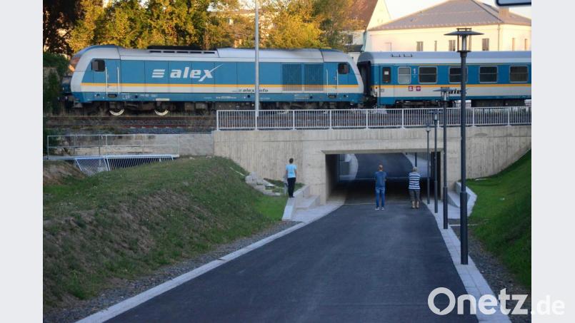 Der Wittgartendurchstich ist zwar noch eine Baustelle, lockt aber schon Fußgänger und Radfahrer an. Autofahrern ist die Durchfahrt inzwischen mit Hilfe eines Absperrgitters versperrt. Bild: Kunz