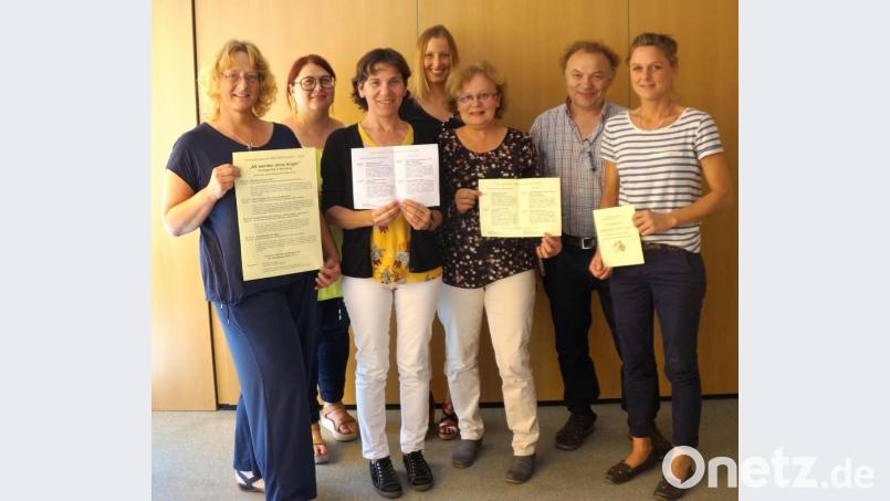 Rita Sebald (Dritte von links) vom Betreuungsverein Landkreis Schwandorf stellte im Marienheim die Vortragsreihe „Altwerden ohne Angst“ vor. Sie begrüßte Petra Ihring (links) von der Caritas sowie Josefine Hirn (zweite von links) und Marina Zinkl (vierte von links) vom Gesundheitsamt und dankte den Verantwortlichen des Heimes, Christa Weininger, Josef Weiß und Katja Sorgenfrei (von rechts) für die Ausrichtung der Vortragsreihe. Bild: weu
