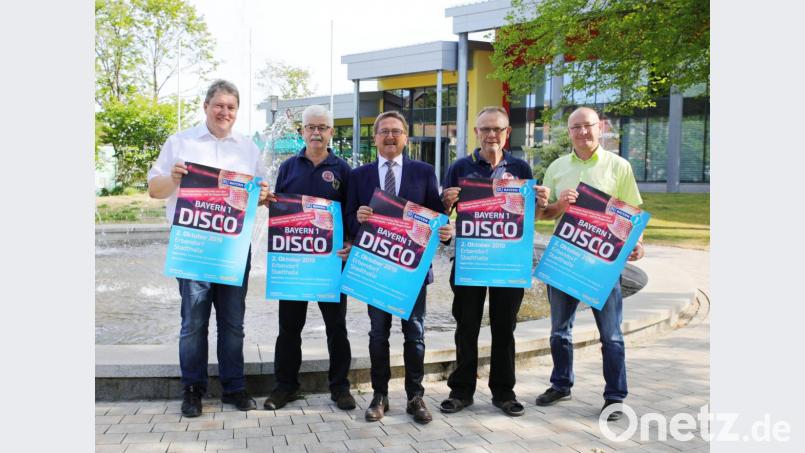 Die Verantwortlichen freuen sich schon auf den stimmungsvollen Abend, wenn am Mittwoch, 2. Oktober die Bayern-1-Disco startet. Auf dem Bild (von links) Feuerwehrkommandant Bernhard Schmidt, Feuerwehrvorsitzender Albert Vollath, Bürgermeister Hans Donko, Feuerwehrkassier Alexander Donenko und zweiter Kommandant Wolfgang Gruber. Bild: njn