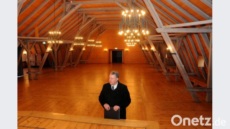 Nicht nur für Landrat Richard Reisinger ein ganz besonderer Ort: Der große Saal im Theuerner Schloss, dessen charakteristische Balken-Konstruktion an einen Bergbau-Schacht erinnert. Bild: Stephan Huber