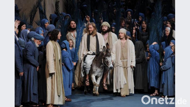 Darsteller Andreas Richter als Jesus (M) reitet in der Szene "Einzug aus Jerusalem" auf einem Esel. Foto: Tobias Hase/Archiv Bild: Tobias Hase