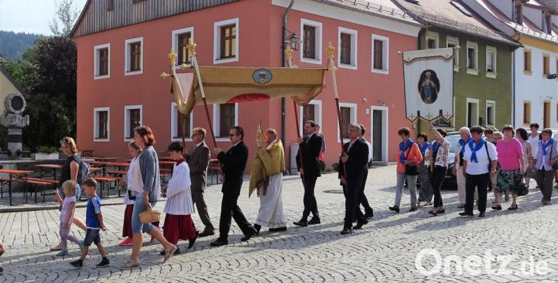 Prozession durch den Markt mit Pfarrer Stretz mit der Monstranz unter dem Traghimmel. Bild: hl