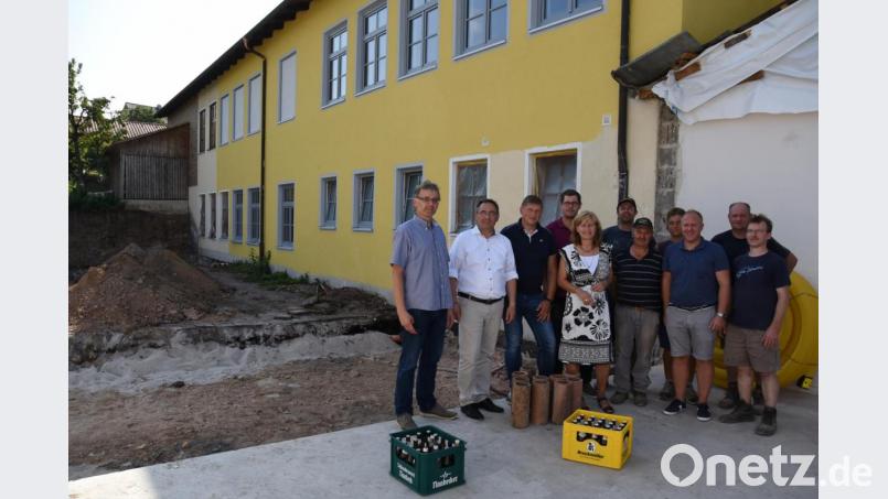 Ein spontanes Feierabenseidl entwickelte sich aus einem Baustellenbesuch der Schnaittenbacher CSU-Fraktion. Bürgermeisterkandidat Marcus Eichenmüller (Dritter von rechts) hatte einen Kasten Bier als „Motivationshilfe“ für die Helfer in Kemnath am Buchberg dabei. Bild: nag