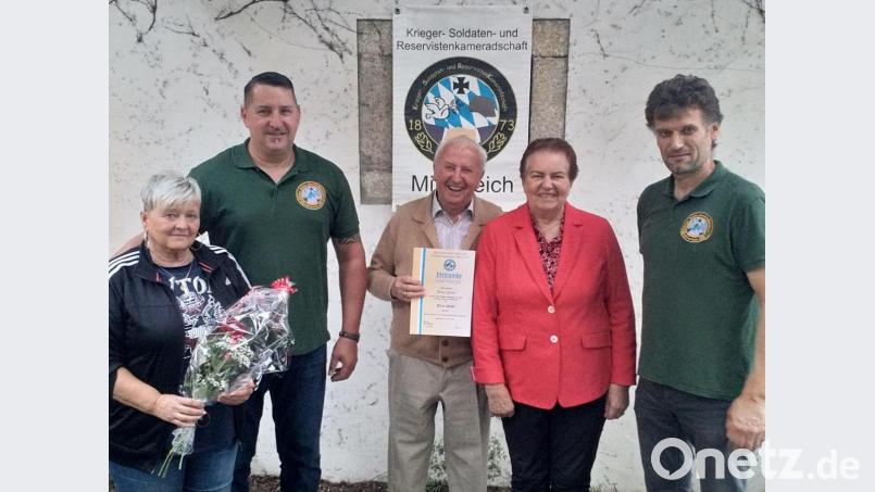 Franz Zeitler (Mitte, neben Ehefrau Resi), ist seit 50 Jahren Mitglied der KSRK Mitterteich. Die Urkunde und die Treuenadel überreichten Vorsitzender Wolfgang Danler (rechts) und dessen Stellvertreter Stefan Badstieber (Zweiter von links). Mit im Bild auch Badstiebers Lebensgefährtin Eveline Neid (links). Ihr machte der stellvertretende Vorsitzende während des Grillabends einen Heiratsantrag. Bild: exb